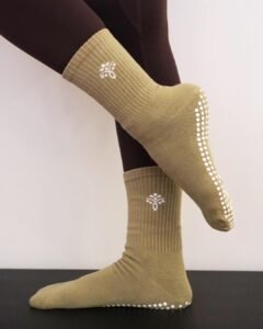 pilates reformer crew embroidery logo oatmeal beige grip socks pilates (复制)