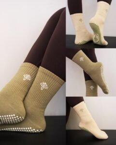 pilates reformer crew embroidery logo oatmeal beige grip socks pilates (复制)